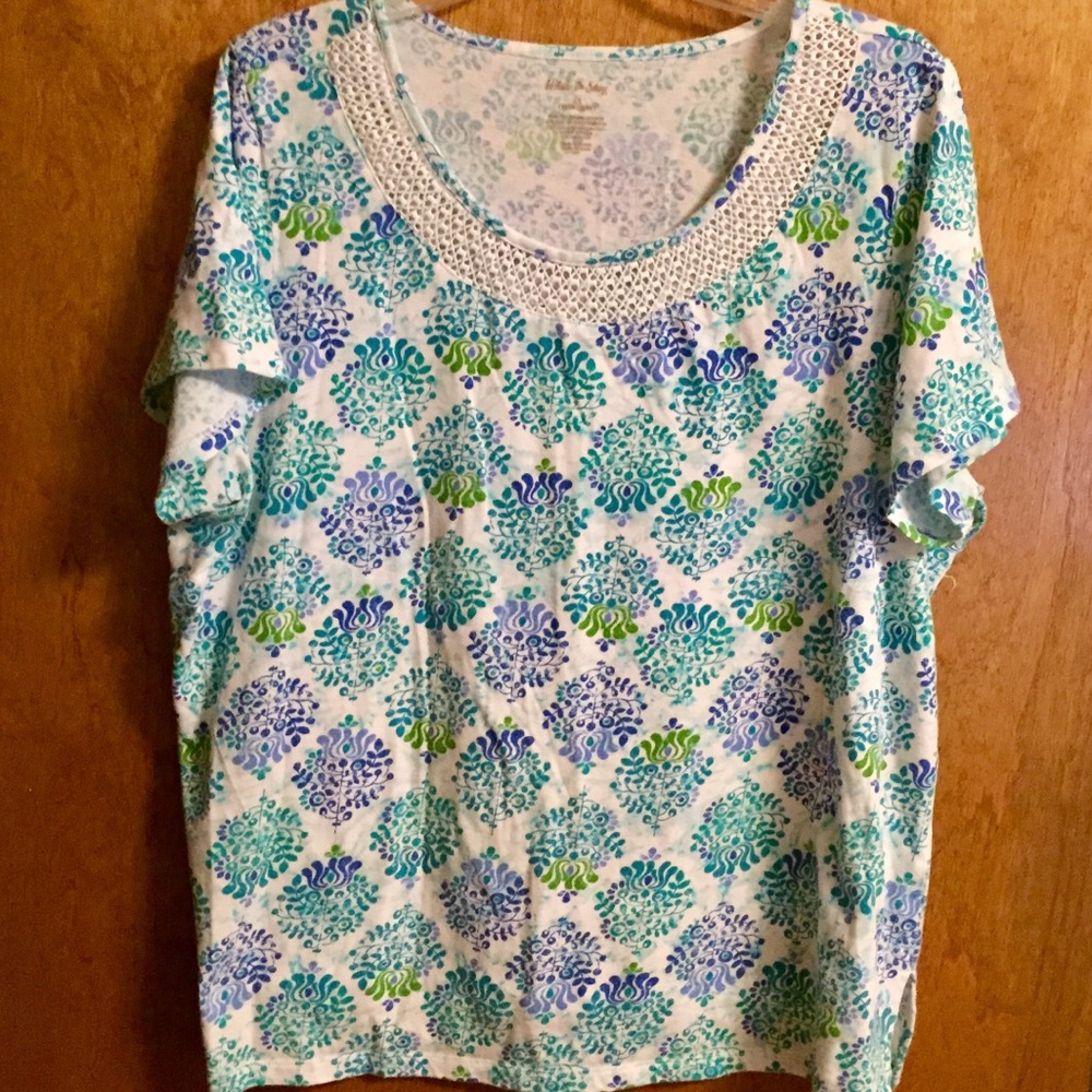 🎀 6 items $25! White Stag short sleeve top.